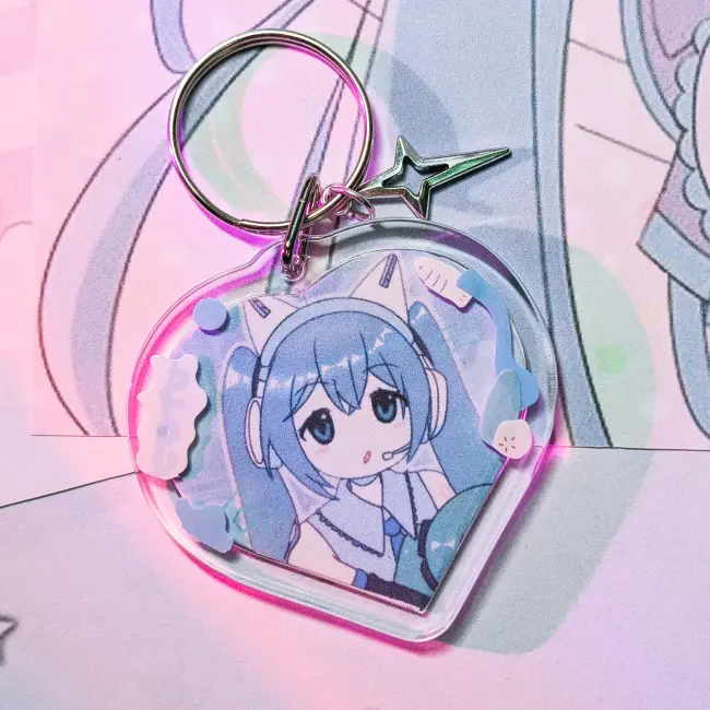 Гача брелок-сердечко Мику с подвеской